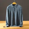 Polo de cachemira para hombre con un corte elegante, urbano, minimalista y relajado, que encarna una estética "old money" para otoño e invierno