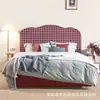 Cama retrô estilo francês, luxo leve, design minimalista moderno, padrão de bolinhas em veludo, cama de designer, estilo nórdico, popular em showrooms da moda, cama de casal única
