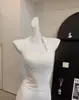 Conjunto de saia floral branca para o verão para mulheres, incluindo um conjunto de duas peças com blusa transparente e saia nuvem, roupas de verão femininas estilo coreano