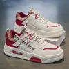 Sapatos Masculinos de Primavera 2026 Novos Tênis Brancos Respiráveis Estudante Tendência Versátil Sola Grossa Esportivo Casual Sapatos de Pai