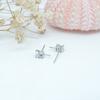 Pendientes pequeños con forma de flor de trébol con incrustaciones de diamantes, estilo elegante, plateados, con soporte vacío.