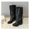 Botas altas de punta fina de moda versátiles, botas largas versátiles negras con remaches, piel fruncida plisada, hebilla, botas de caña ancha