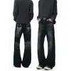 Calça jeans estilo americano com lavagem azul, detalhes desgastados, pregas, contas costuradas à mão, barra curva retrô e silhueta ajustada e empilhada.