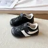 Moda Infantil Zapatos de Entrenamiento Retro Alemanes Primavera y Otoño 2026 Nuevos Zapatos Deportivos Antideslizantes de Suela Blanda para Niños Zapatos Casuales Versátiles para Niñas