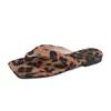 Chanclas planas para mujer para uso exterior en verano, estilo resort, nueva moda 2026, sandalias de playa de alta gama