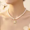 Colar de Pérolas de Água Doce Irregulares para Mulheres com Pingente de Concha de Abalone e Flor de Rosa em Madrepérola, Corrente Elegante e Estilosa para a Clavícula