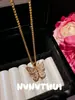 Colar com Pingente de Cabaça Rotativo Cor Dourada Estilo Antigo com Design de Janela Floral Cravejada de Diamantes, Colar Borboleta Rosa com Filigrana Estilo Chinês Novo
