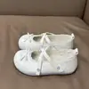 Sandálias Mary Jane florais versáteis pequenas para mulheres, novo verão 2026 fofo bolinhas velcro estudante rasas sapatos de uma só cor