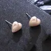 Versátiles pendientes de alta gama en forma de corazón para mujer, nuevo estilo popular, temperamento de alta gama para otoño e invierno, pendientes de aguja de plata de ley con corazón rojo