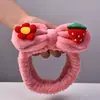Procesamiento de diadema de flor de fresa de lazo elástico individual personalizada, banda para el pelo de franela de plátano y piña para niña linda