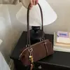 Elegante bolso de hombro con un colgante de estilo coreano, un nuevo modelo de comercio exterior, un bolso cruzado retro y minimalista, y un bolso cuadrado pequeño informal