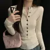 Tecido de fio fiado no núcleo, camisa base canelada de malha com botões, estilo coreano chique para outono/inverno, manga longa, corte slim para mulheres