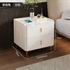 Mesa de Cabeceira Simples e Confortável Estilo Casa Tampo em Rocha Estilo Celebridade da Internet Moderna Luxo Leve Italiano Multifuncional Armário de Cabeceira Inteligente