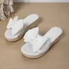 Pantuflas de Cuña con Lazo Verano Mujer 2025 Nuevo Estilo Tallas Grandes Suela Gruesa Plataforma Parte Superior de Tela Pantuflas Frescas Europeas y Americanas En Stock