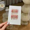 Um Conjunto de Unhas com uma Vibe de Primavera Apresentando Delicadas Flores em Relevo de Madrepérola e Apliques de Diamante Champagne Estilo Francês