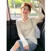 Camiseta de manga larga para mujer, estilo puro y simple, con botones, cuello medio abierto, procesamiento OEM, corte ajustado para principios de otoño, diseño elegante