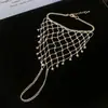Anillo y pulsera con cadena integrada de borlas caladas europeas y americanas, pulsera de diseño único de nicho, accesorio de mano de moda resistente y exquisito