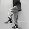 Calça de fleece forrada europeia e americana 2026, marca trendy de alta rua ins, com cordão, asa estilosa, jogger legal, calça esportiva casual para homens