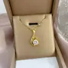 [Acero de Titanio] letra paloma personalidad moda lujo ligero temperamento hermoso collar de diamantes femenino cadena para la clavícula versátil acero de titanio