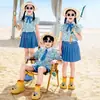 Novo Estilo de Verão para Alunos do Ensino Fundamental: 61 Traje de Performance Infantil, Camisa Floral Estilo Hong Kong, Roupa de Dança, Traje de Formatura do Jardim de Infância