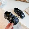 Zapatos de Cuero para Niñas 2026 Primavera/Otoño Nuevos Zapatos de Una Sola Pieza Retro Lunares Bajos Zapatos de Princesa Modernos Elegantes Cruzados con Velcro Mágico