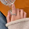 Anillo de mujer de lujo ligero de nicho estilo ins, anillo abierto simple y elegante para el dedo índice, nuevo modelo 2026 con un toque de alta gama, anillo de lazo