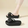 Pantuflas gruesas con lazo de pedrería estilo influencer para mujer, nuevo modelo de verano 2026, sandalias de suela blanda para exteriores, zapatos versátiles para la playa