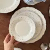 Vajilla de cerámica con relieve de encaje floral vintage estilo francés, que incluye cuencos de cerámica, tazas de café y platillos, platos llanos, platos de postre y platos ovalados