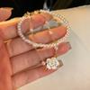 Pulsera de doble capa estilo verano con camelia de perlas artificiales para mujer, un diseño lujoso y de nicho, joyería de alta gama, nuevo estilo para 2025.