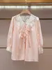 Shenzhen Nanyou Ropa Fina de Mujer Verano Nuevo Elegante Francés Encaje Patchwork Manga Larga Atado Rosa Camisa Top
