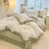 Novo Outono/Inverno 2026 230g Furo Esculpido Leite Fleece Totalmente Fosco Renda Bordada Acolchoado Colcha Conjunto de Quatro Peças