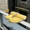 Chinelos de Pele de Ovelha Amarela para Frango com Pelo 2026 Outono/Inverno Novo Estilo Bico Fechado Solado Plano Quentes Antiderrapantes Botas de Neve Femininas