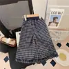 Calças Casuais para Meninas de Primavera e Outono Estilo Coreano Moderno Renda Letra Xadrez Moda Calças de Pernas Largas para Crianças