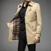 Trench coat masculino de comprimento médio para outono e inverno com gola de terno, estilo britânico, forrado com fleece, moderno e casual, adequado para homens jovens e de meia-idade