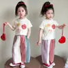 Conjunto para Meninas 2026 Primavera Novo Estiloso Estampa de Desenho Infantil Manga Curta Cor de Bebê Calça Wide Leg Tendência