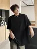 Camiseta de Verão Estilo Americano com Gola Pequena, Ombreiras Acolchoadas, Manga Curta para Homens com Design Único, Botões Metálicos, Resistente, Mangas Caídas Frescas e Estilosas