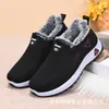 Zapatos de algodón Fly-knit estilo invierno 2025 con forro polar engrosados cálidos casuales tipo papá slip-on de algodón comercio exterior botas de nieve