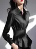 Camisa marrón súper sexy hermosa de cintura alta de estilo europeo de estilo extranjero de nicho elegante ligero de lujo de alta gama que reduce la edad para mujeres