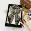 Pañuelo cuadrado marrón estilo Maillard para mujer, nuevo modelo otoño 2026, elegante y versátil, se puede usar como accesorio decorativo para el cabello o bufanda para el cuello, venta al por mayor