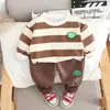 Nuevo Conjunto de Dos Piezas para Niños de Algodón con Cuello Redondo, Rayas Anchas Estampadas, Sudadera Casual y Pantalones Estampados Moda, Venta al por Mayor desde Fabricante