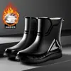 Botas de chuva masculinas de cano médio, sapatos aquáticos estilosos de corte baixo, antiderrapantes, impermeáveis, de cano curto, leves, borracha espessa, resistentes ao desgaste