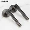 Cerradura de Puerta Interior Minimalista Gris-Negro Personalizada Aleación de Zinc Cerradura Dividida Silenciosa Manija de Puerta de Madera en Ángulo Recto Cerradura Magnética Estilo Italiano