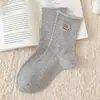 Meias de Cano Médio com Borda Enrolada para Outono e Inverno para Mulheres com Bordado de Urso, Estilo Boken Versátil, Meias Longas Empilhadas Estilo College, Algodão, Respiráveis, Absorventes de Suor