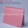 Venta al por mayor del fabricante En stock Base para calendario de escritorio Soporte 8 pulgadas Versión horizontal A5 Triangular Papel perlado 2027 Oficina Estilo simple