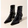 Novas Botas Curtas Plissadas Estilo Britânico 2026 para Mulheres, Estilo Nicho de Outono, Salto Bloco, Bico Fino, Botas Emagrecedoras