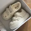 Tênis de lona com sola grossa, leve, sola macia, novo estilo 2026, velcro, tênis brancos, super bonitos, combinam com saias, tênis casuais de skate