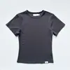 A Versão Correta do Novo Modelo Coreano 26, Semelhante ao Estilo de Jingnan, Blusa Versátil de Gola Redonda de Manga Curta Slim Fit com Etiqueta Aplicada