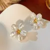 Pendientes de flor perla retro franceses diseño de nicho pendientes perla blanca barroca fabricantes pendientes al por mayor