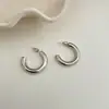 Brincos Pequenos em Formato de C Estilo Europeu e Americano de Qingdao Levemente Luxuosos com Artesanato Pesado Brincos Argola Levemente Luxuosos Versáteis Agulha de Prata 925 para Mulheres