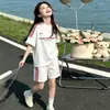 Conjunto de calça casual de verão para meninos e meninas 2026 novo conjunto de duas peças estiloso e moderno de roupa esportiva para crianças mais velhas, camiseta de manga curta e shorts